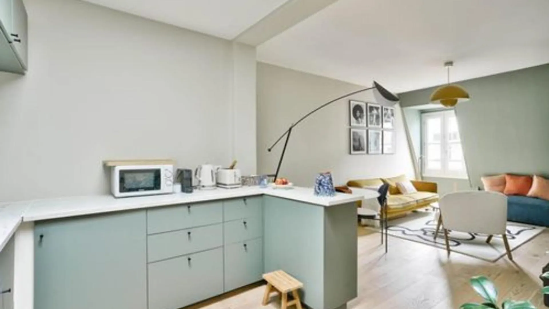 Charming Love Nest In Paris Frankreich